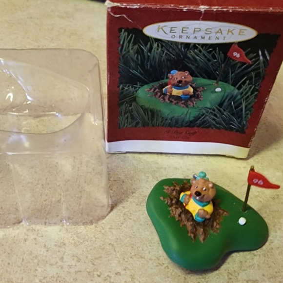 1996 Hallmark keepsake golf gopher ornament box has wear. - Picture 3 of 7